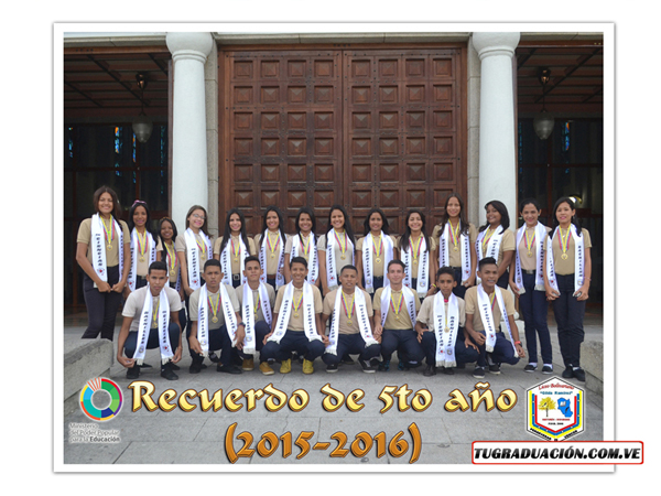 Fotografía Grupal de graduacion en la Catedral estudiantes de la Gilda Ramírez