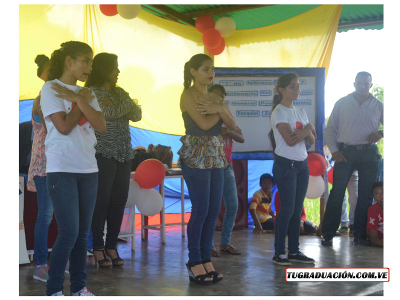 Evento cultural con grupo de baile
